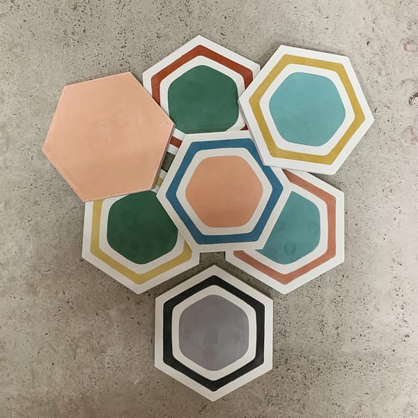 Различни шестоъгълни плочки наредени по креативен начин на пода